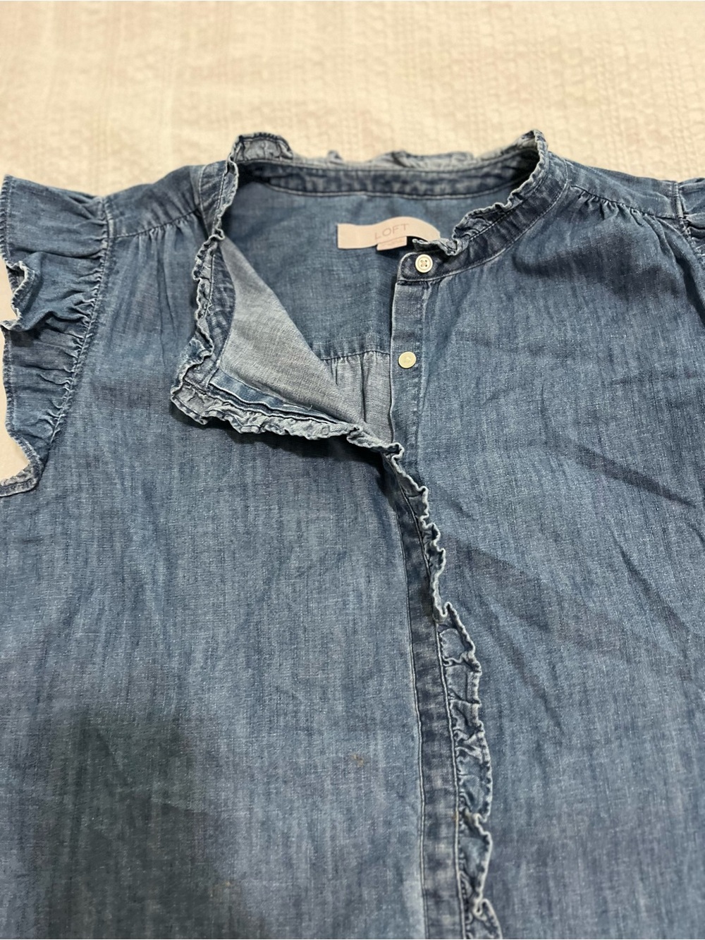 LOFT Denim Chambray Ruffle Trim Flutter Sleeves Top Sz M Boho Western Cottage - Picture 6 of 12